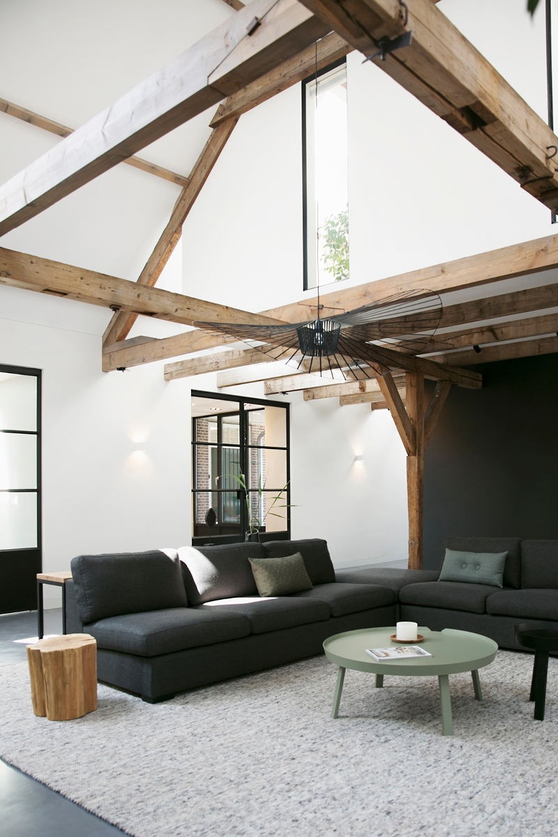 Herbestemming tot Woonboerderij4 Vide boven woonkamer in oude boerderij- Interieur Architect