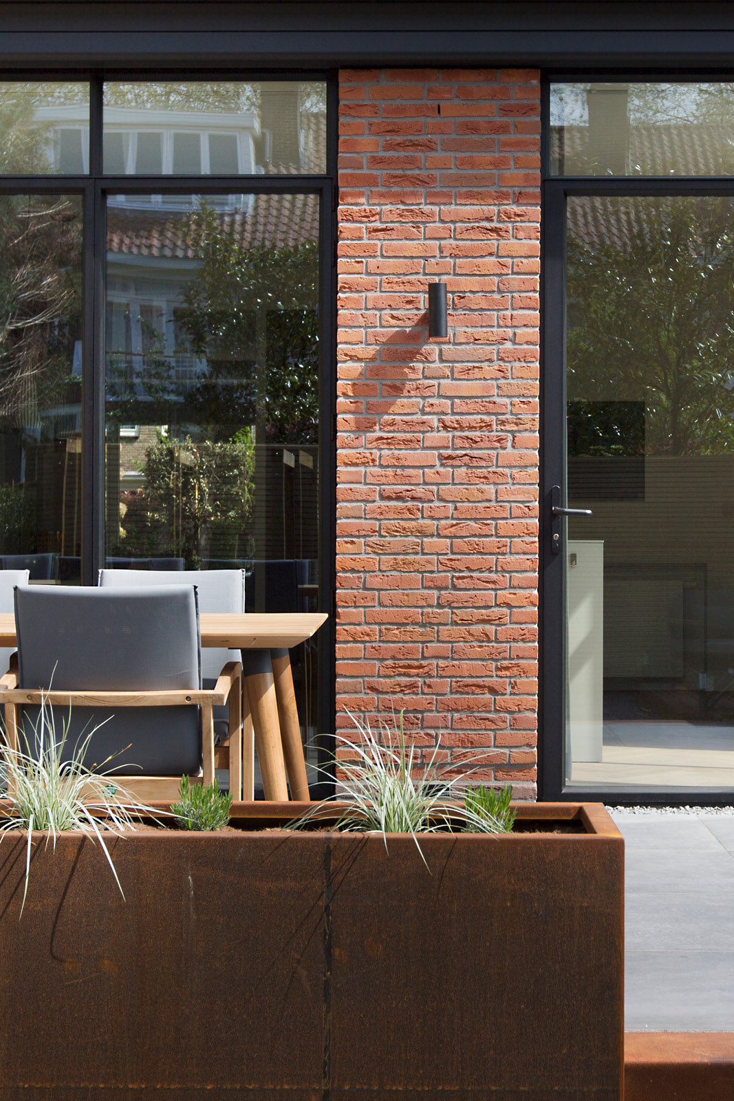 uitbouw jaren 50 huis| Architect Renovatie jaren 50 huis met klassieke uitbouw, moderne stalen pui| Rotterdam