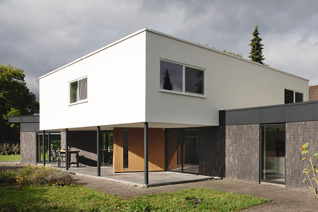 Uitbouw-en-split-level5 Wit gestuukte villa renoveren met architect