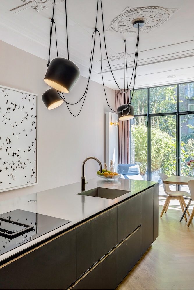 Hangverlichting kookeiland in ornamentenplafond verbouwing Rotterdam
